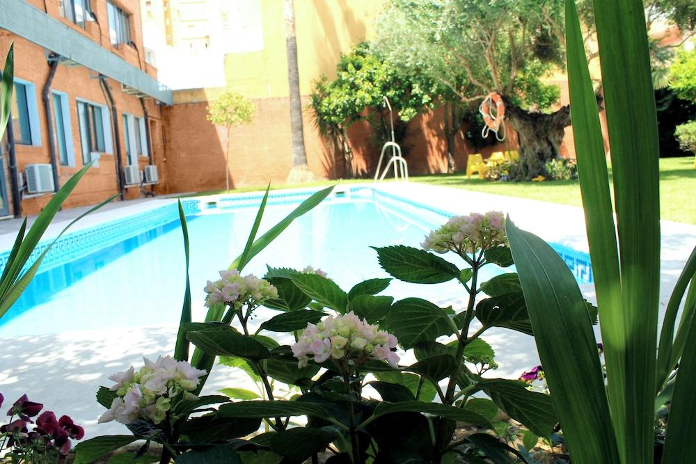 Aacr Hotel Monteolivos Seville Luaran gambar